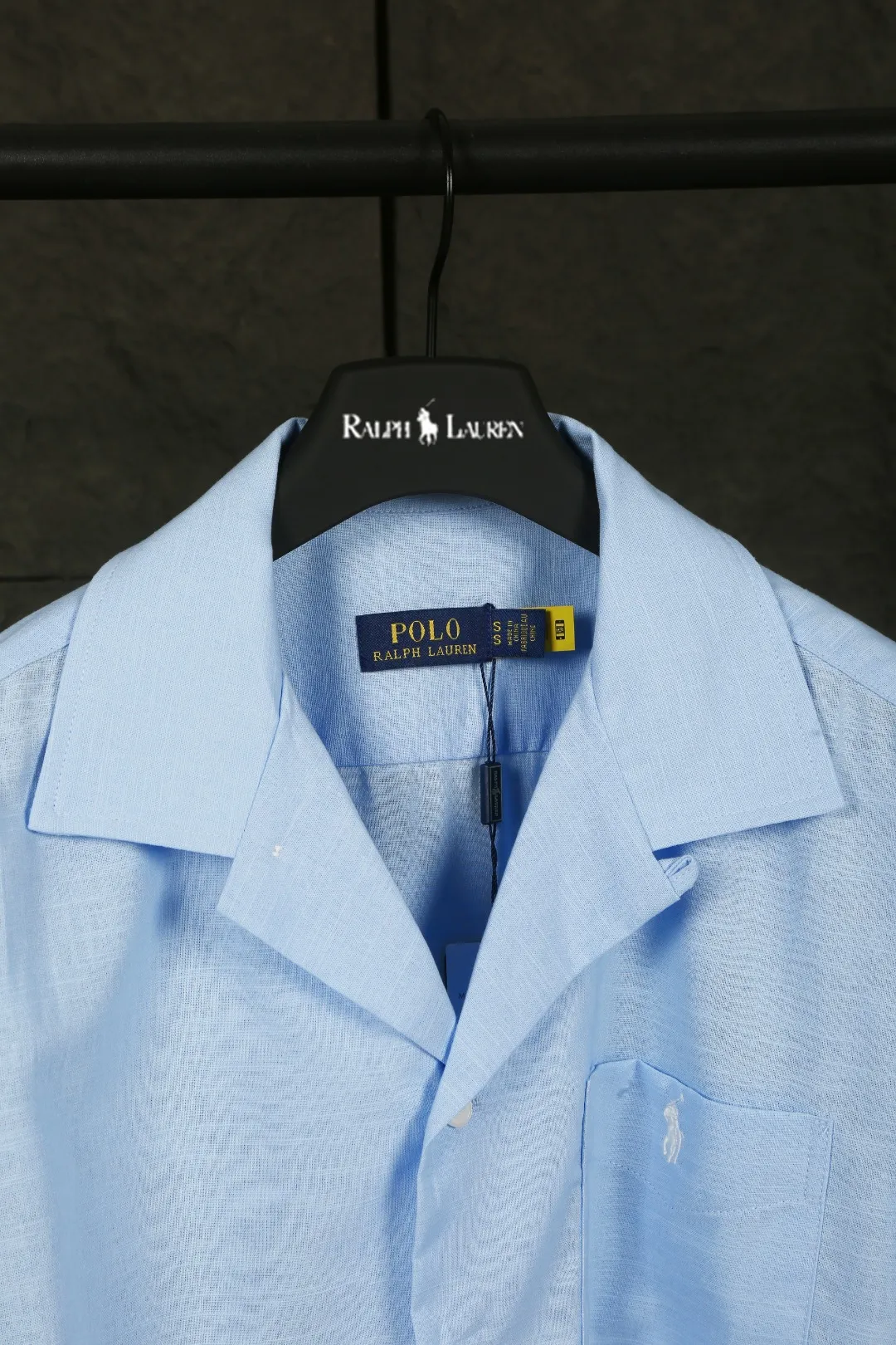 P230 Actual photo [High-end quality] Style number: 25055# Color: Navy blue/off-white/ice blue/light pink/chicken yellow/khaki Size: S to XL - Ralph Lauren/Ralph Lauren 25SS Summer popular high-quality old money style Cuban collar pocket style short-sleeved linen couple shirt - ingeniously restored 95% cotton blended bamboo linen, pre-washed, tight and soft texture ✅ - 100% restored workmanship Complete professional shirt with embedded clips in bifurcated sleeves, top button earrings ✅ - Custom dyed original pearlescent white buttons with different sizes ✅ - Special shaped chiffon foil inside the collar door tube, which is not easy to deform and pull ✅ - Ralph Lauren/linen pocket style short-sleeved shirt. It is different from the classic style and has a niche style. It perfectly combines comfort and high-end. An indispensable piece in summer. It is both cool and textured. It is the king of ins style with every snap. It can be used for commuting and vacationing. There’s no pressure to switch between different styles, and the classics never go out of style.